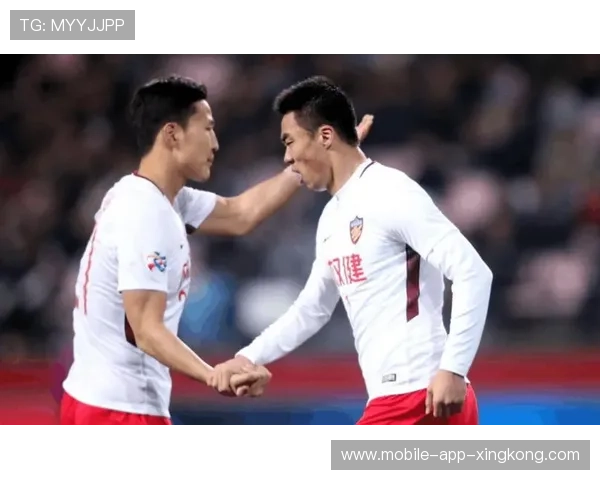 对手摔倒仍扶起他，全场一片掌声